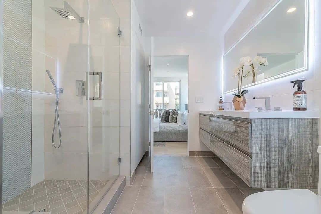 Douche, sèche-cheveux, serviettes fournies, shampoing