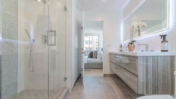 Douche, sèche-cheveux, serviettes fournies, shampoing