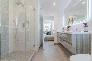 Shower, hair dryer, towels, shampoo - Casa Juliana by Oraklus (Los Angeles)