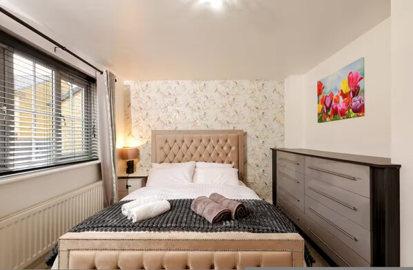 House, Smoking | 2 bedrooms - Stylish 2BR Apartment Parking PS5 Wifi (Darwen)