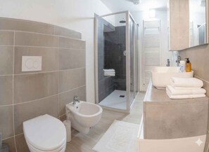 Bathroom - Holiday apartment with air conditioning and Internet (Imperia)
