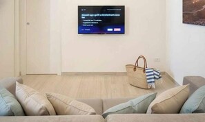 TV - Holiday apartment with air conditioning and Internet (Imperia)