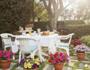 Outdoor dining - Holiday flat with terrace and garden (Imperia)