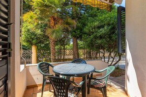 Outdoor dining - Studio with air conditioning (Medulin)