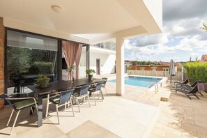 Outdoor pool, an infinity pool, open open 24 hours a day, pool umbrellas - Villa Keke (Rovinj)
