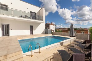 Outdoor pool, an infinity pool, open open 24 hours a day, pool umbrellas - Villa Keke (Rovinj)