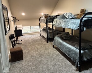 Room - Stay in a shouse, a shop house, with thirteen foot ceilings, plenty of room. (Newport)