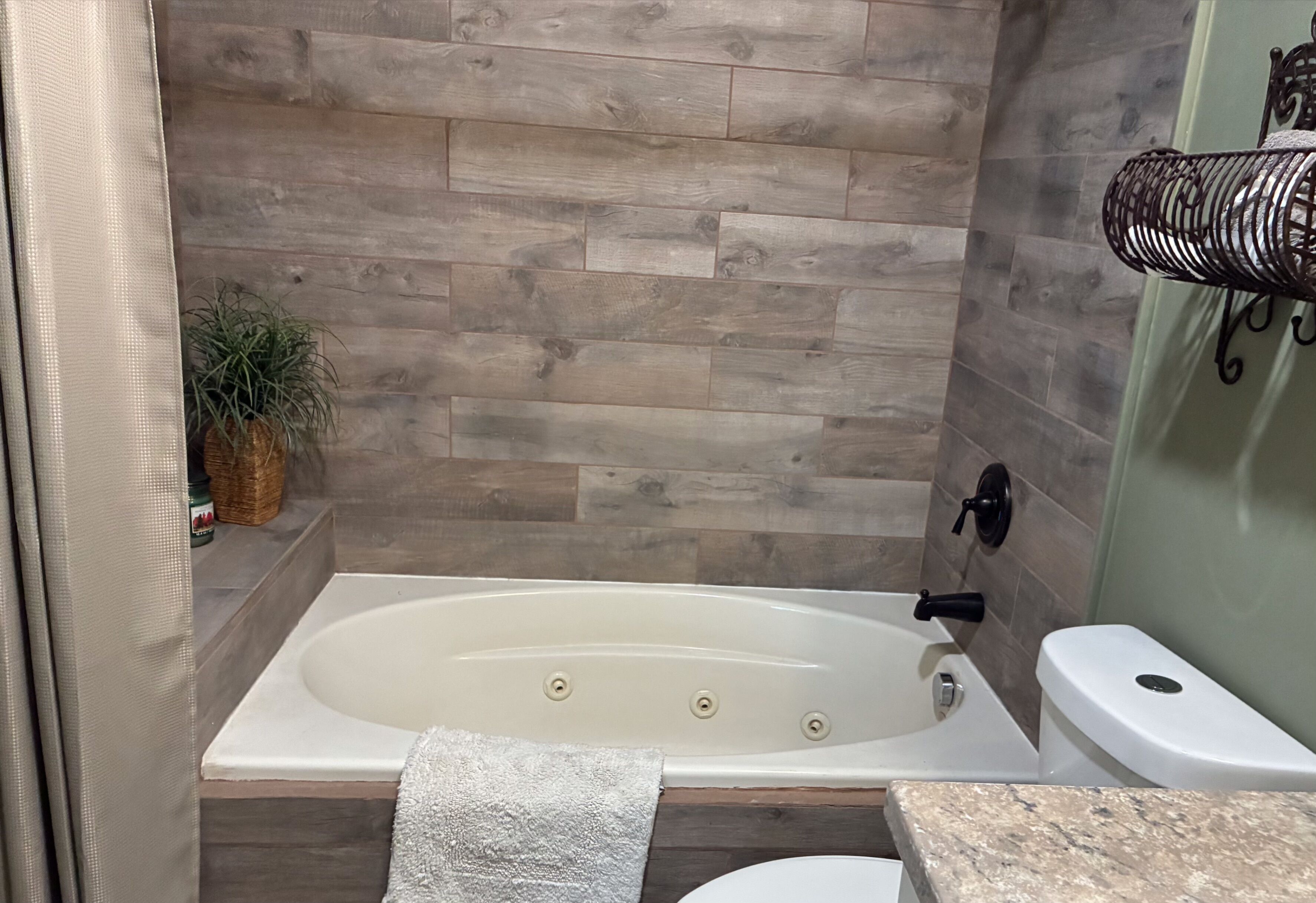 Dusche, Whirlpool, Haartrockner, Handtücher