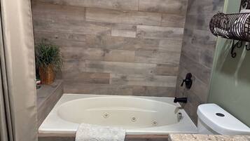 Dusche, Whirlpool, Haartrockner, Handtücher