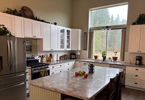 Private kitchen - Stay in a shouse, a shop house, with thirteen foot ceilings, plenty of room. (Newport)