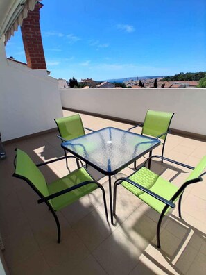 Outdoor dining - Holiday apartment with panoramic sea view in Rab (Palit)