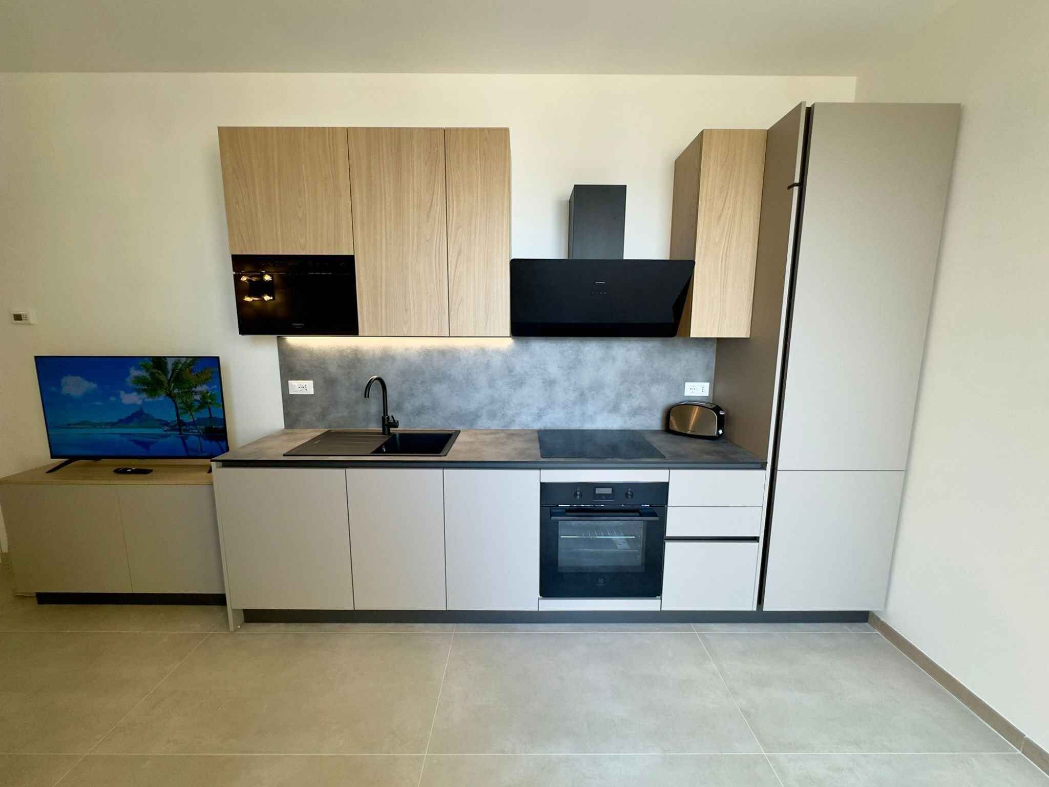 Frigorifero, microonde, forno, piano cottura