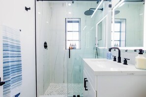 Hair dryer, towels - Stylish beach condo with ocean access & prime Broadwalk location (Hollywood)