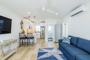 TV - Stylish beach condo with ocean access & prime Broadwalk location (Hollywood)