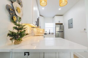 Fridge, oven, stovetop, coffee/tea maker - Stylish beach condo with ocean access & prime Broadwalk location (Hollywood)
