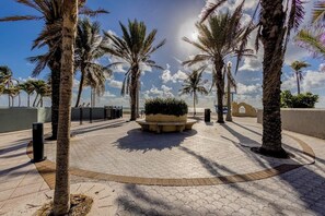 Terrace/patio - Stylish beach condo with ocean access & prime Broadwalk location (Hollywood)