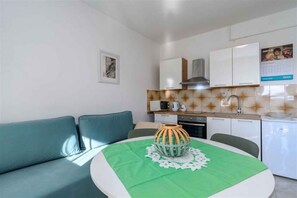 Fridge, oven, stovetop, coffee/tea maker - Holiday Apartment Mary with Air Conditioning (Punat)