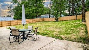 Outdoor dining - Cozy Cutler Cottage in Greeneville (Greeneville)