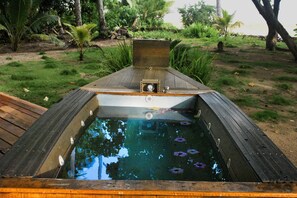 Outdoor spa tub - Nuku Beach Villa Fiji  Exclusive Beachfront Villa (Savusavu)