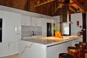Private kitchen - Nuku Beach Villa Fiji  Exclusive Beachfront Villa (Savusavu)