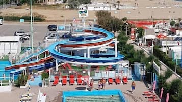Una piscina al aire libre de temporada