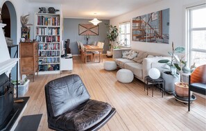 TV, fireplace - Beautiful home in Arendal with WiFi (Arendal)