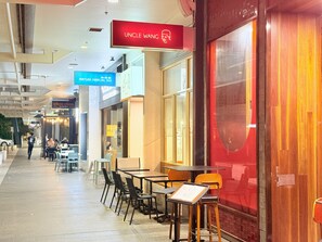 Outdoor dining - RiverView Breeze Hamilton 3B2B with Free Parking (Hamilton)