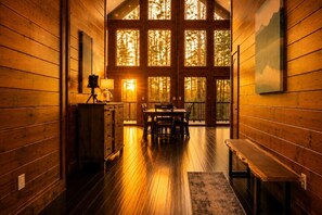 Ein Holzinterieur mit Essbereich, einer Bank und einem Tisch.