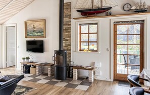 TV, fireplace - Pet friendly home in Hemmet with WiFi (Hemmet)