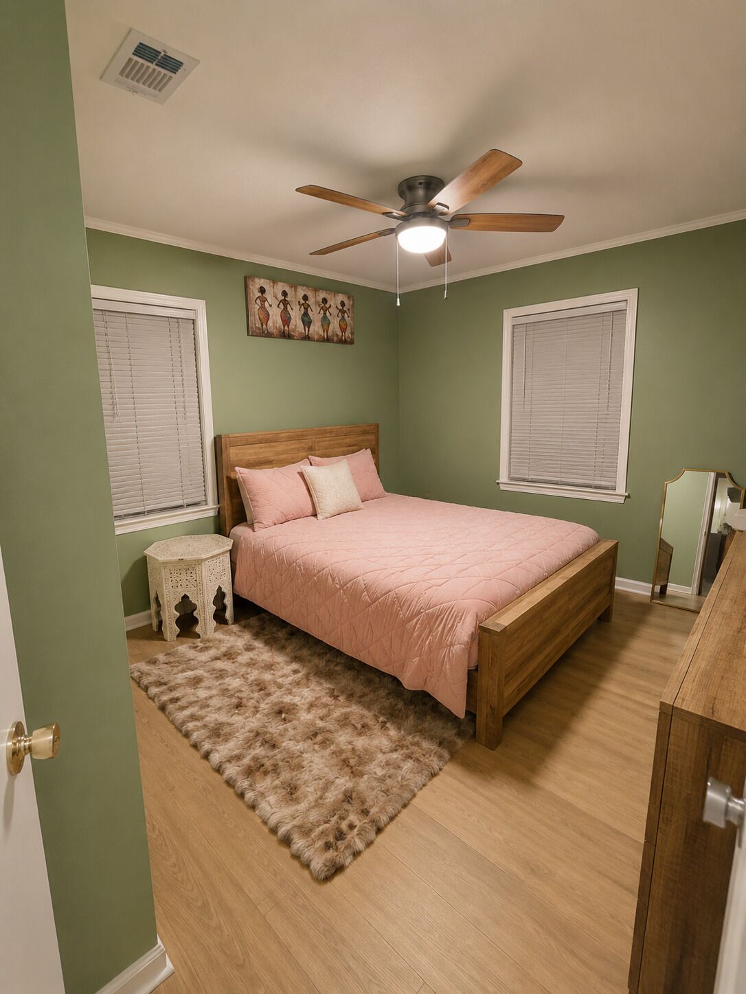 3 bedrooms, iron/ironing board, WiFi, bed sheets