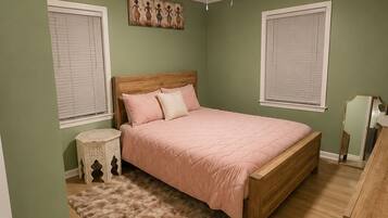 3 bedrooms, iron/ironing board, WiFi, bed sheets