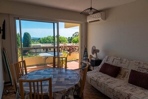 Living area - Le Portique, location T2 pour 4 personnes à Aiguebelle, vue mer, 350m plage (LE LAVANDOU)