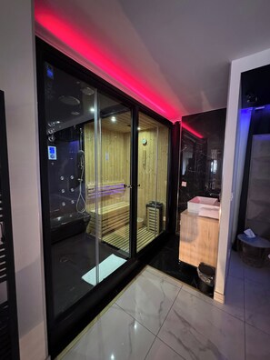 Sauna - Prestige Suite with private Jacuzzi & Sauna (Le Havre)
