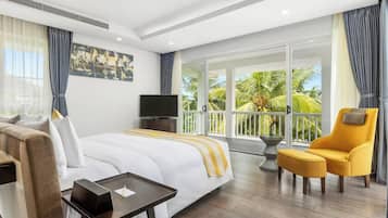 Vila família, piscina particular, vista para o jardim | Camas com colchões pillow-top, cofres nos quartos, escrivaninha