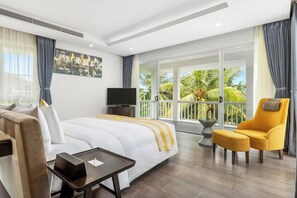 Familienvilla, eigener Pool, Gartenblick | Pillowtop-Betten, Zimmersafe, Schreibtisch