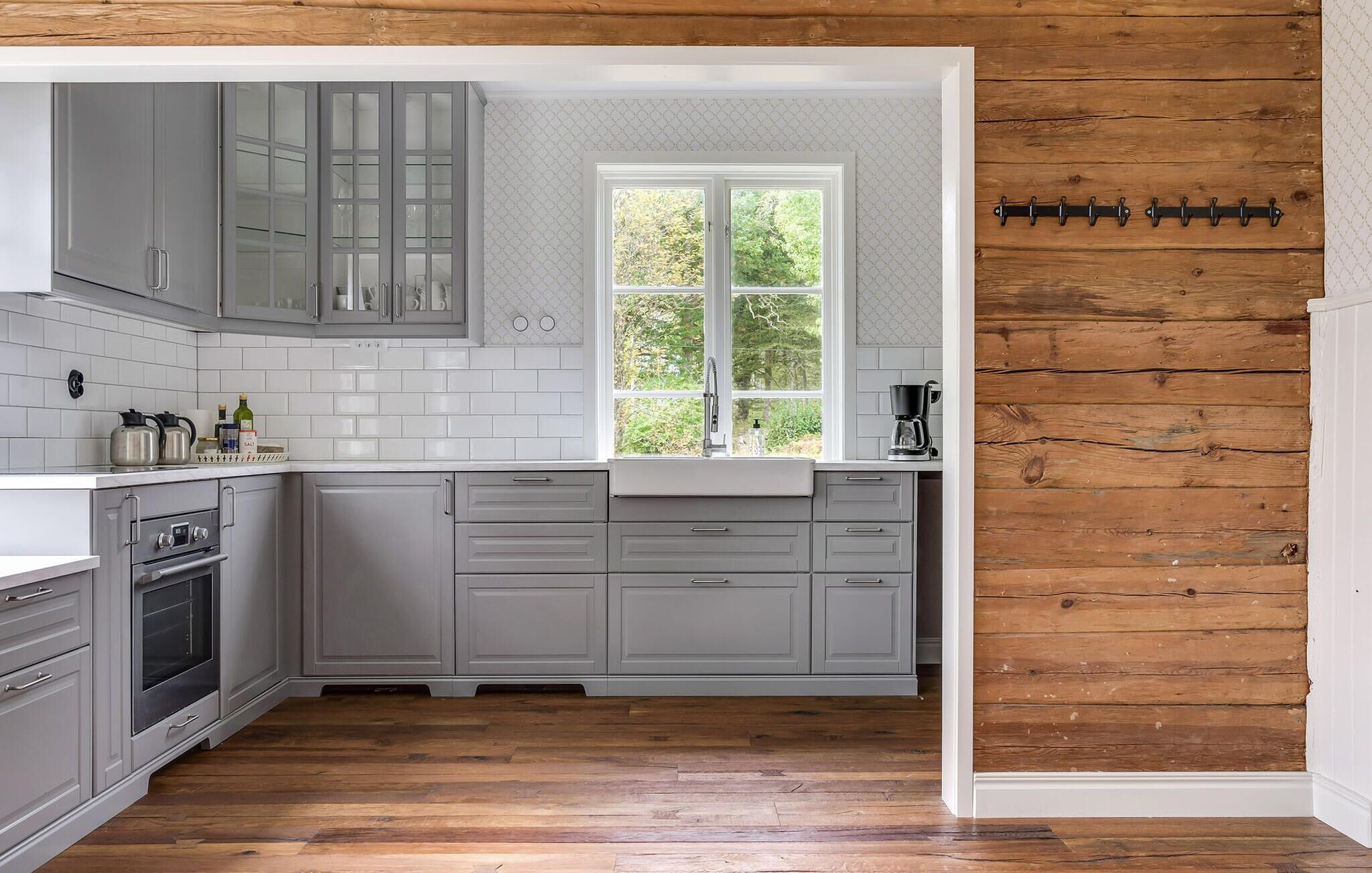 Réfrigérateur, un four, surface de cuisson, lave-vaisselle