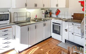 Fridge, microwave, stovetop, coffee/tea maker - 3 bedroom cozy home in Slite (Slite)