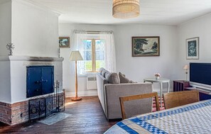 TV - Amazing home in Motala with ethernet internet (Motala)