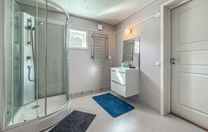 Shower - Amazing home in Motala with ethernet internet (Motala)