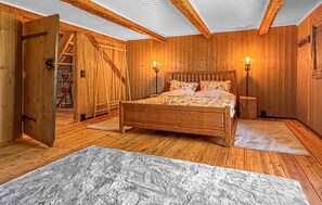 Travel cot, free WiFi