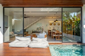 Vila superluxo, vista para a piscina | Opções para refeição ao ar livre