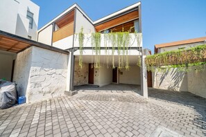 Vila com design assinado, vista para a piscina | Fachada