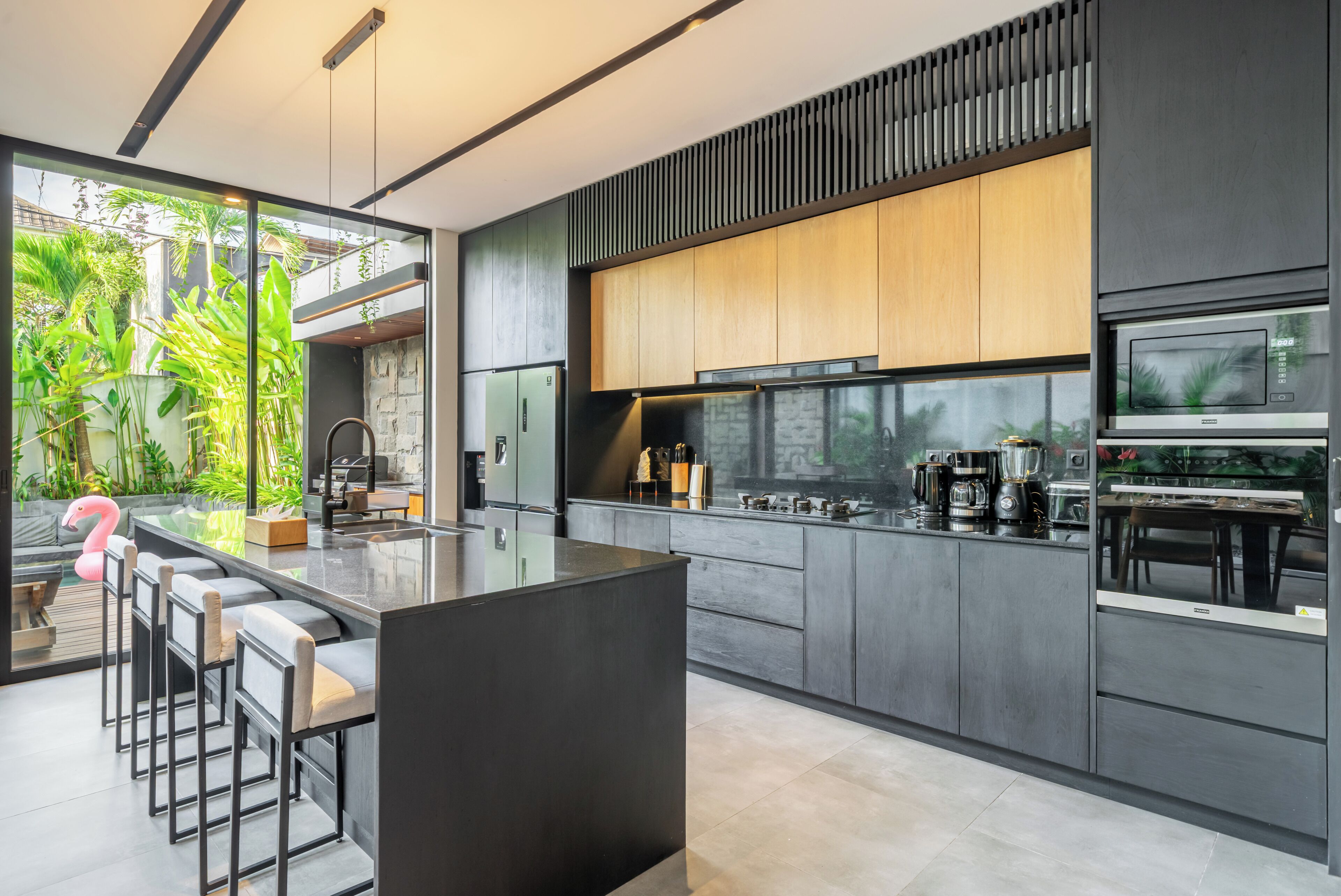 Villa Signature, vistas a la piscina | Cocina privada | Especias, productos de limpieza ecológicos y papel de cocina