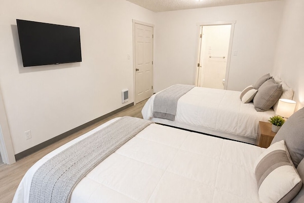 Apartment, 2 Queen Beds, Kitchen | Desk, WiFi (free)