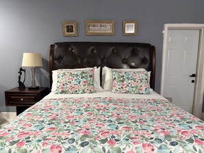 Room - Spacious and Private King Suite with Bathtub (Port St. Lucie)