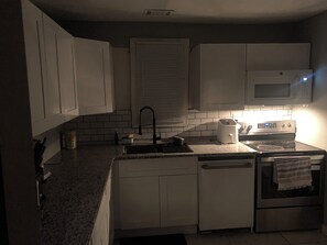 Private kitchen - Charming 2-Bedroom 2 Bath Bungalow By Mercedes Benz / Westside Beltline (Atlanta)