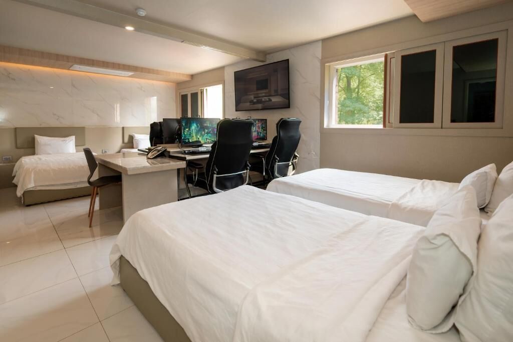 Standard Quadruple Room, City View