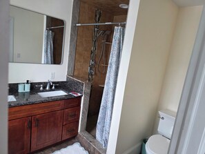 Bathroom - Excellent 4-bedroom condo with AC in tranquil Braintree (Braintree)