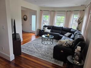 Living area - Excellent 4-bedroom condo with AC in tranquil Braintree (Braintree)