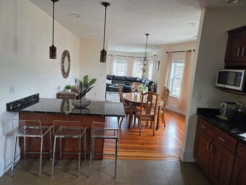 Excellent 4-bedroom condo with AC in tranquil Braintree